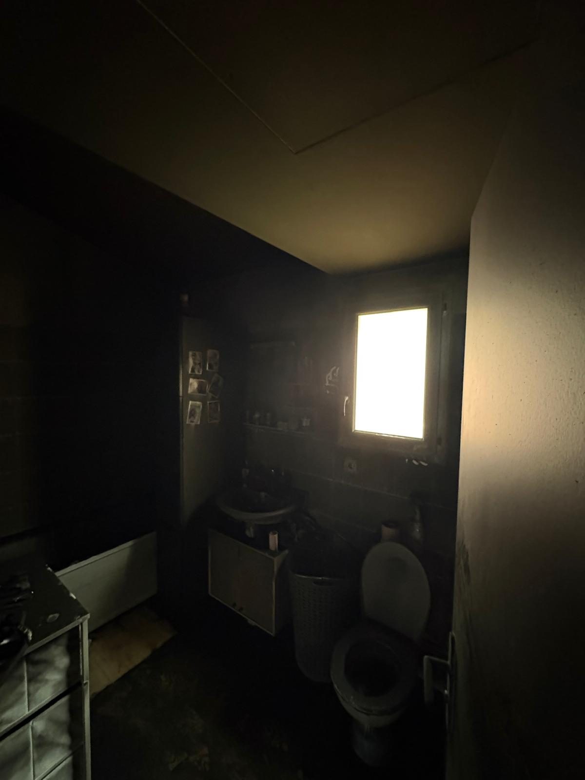Salle de bain avant nettoyage après incendie